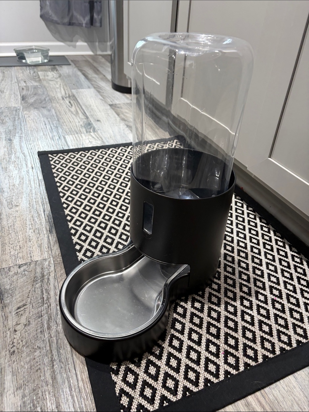 Automatic Gravity Pet water dispenser in Clear and Black